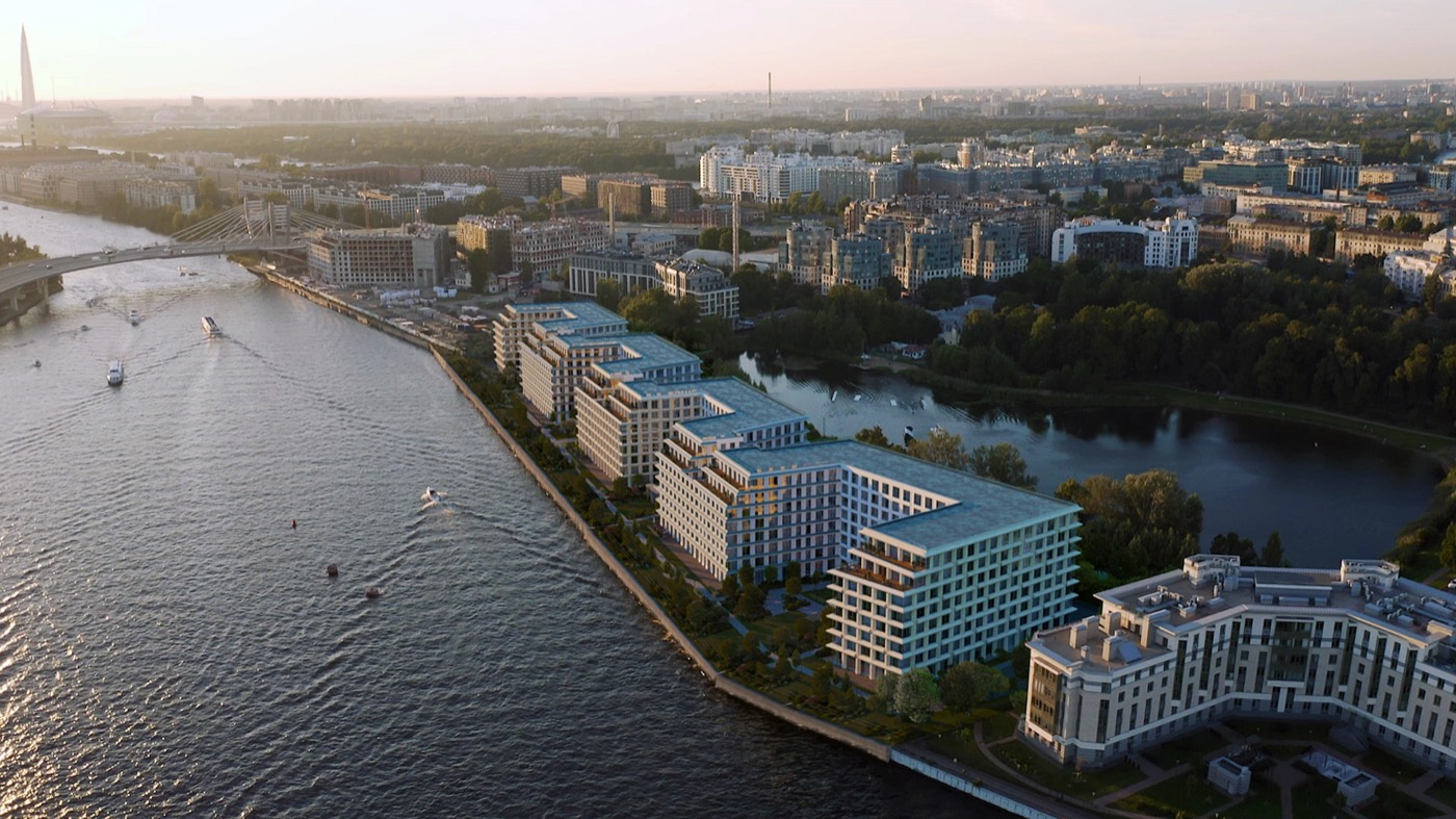 Петровский остров сверху: излучина реки, зелень, корпуса комплекса у воды