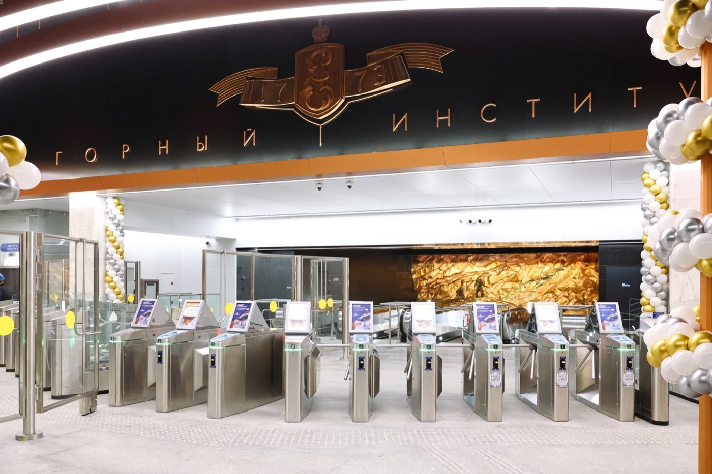 Вестибюль станции метро «Горный институт» с турникетами