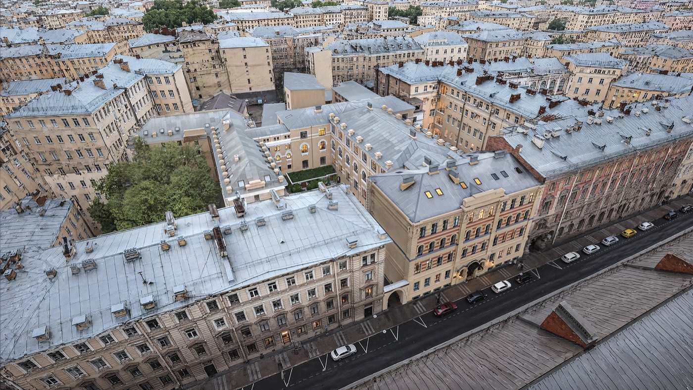 Вид с высоты на крыши квартала в центре Петербурга