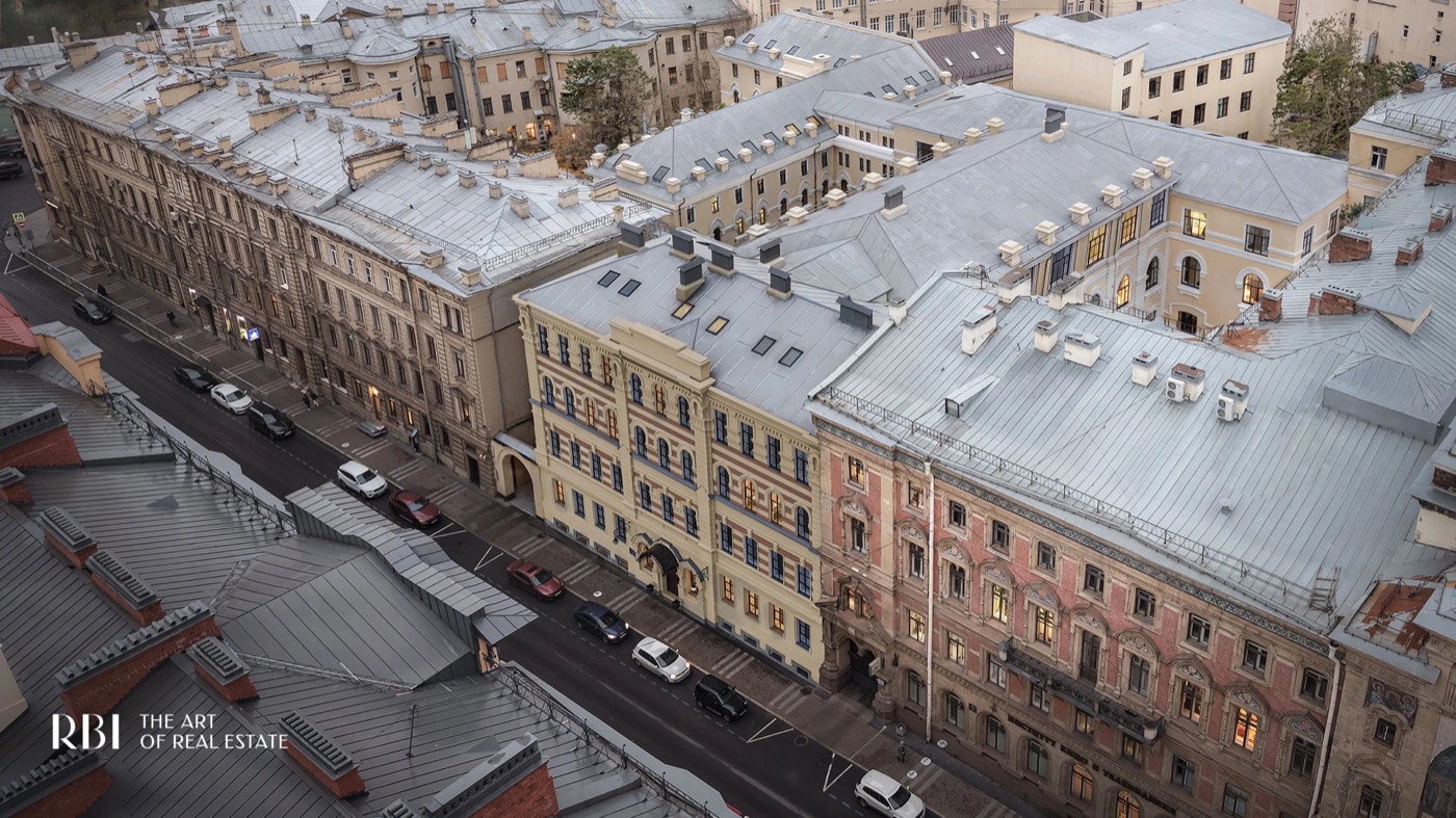 Вид сверху на улицу и крыши домов Центрального района