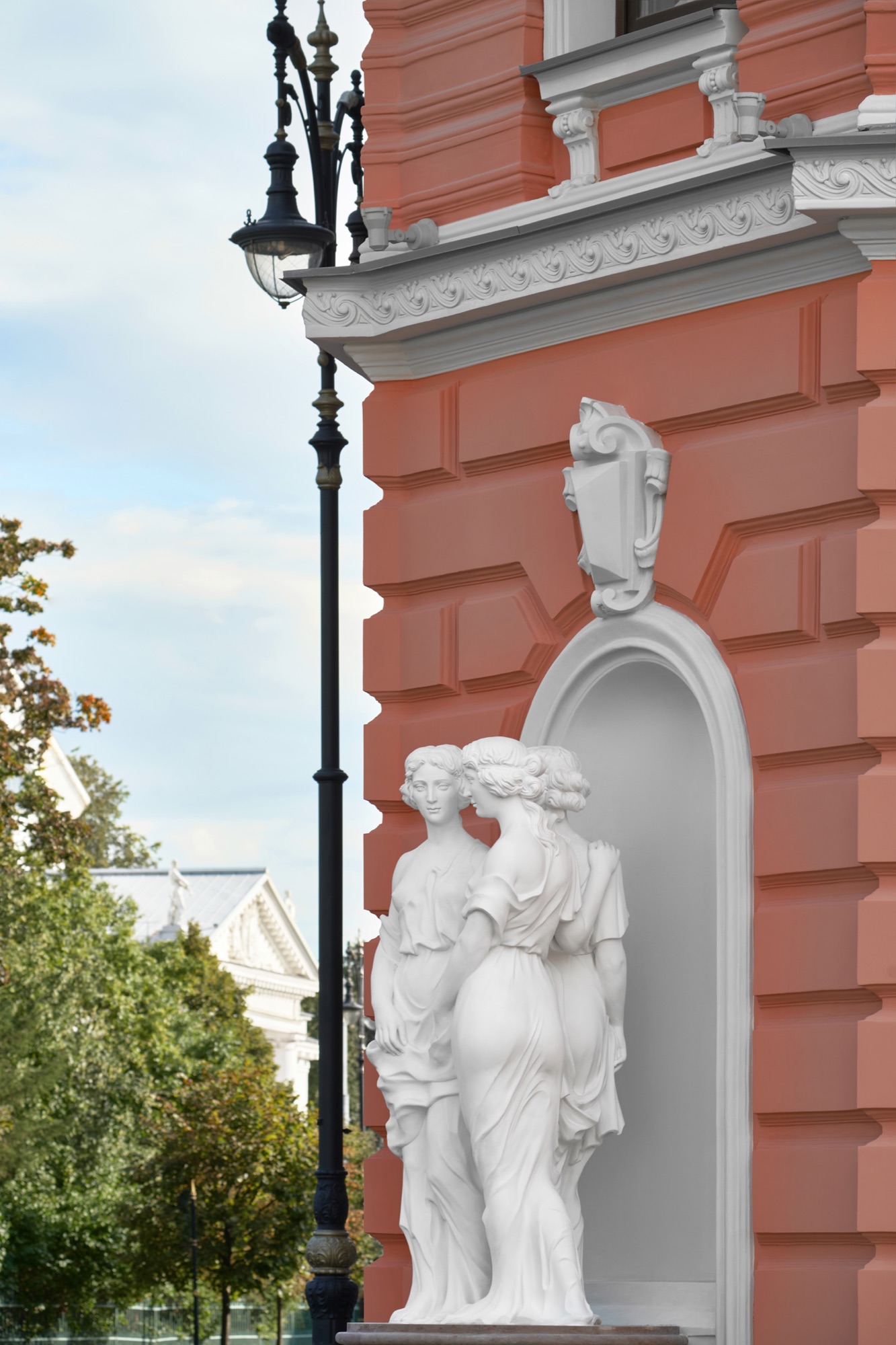 Скульптурная группа трёх граций в нише фасада дома
