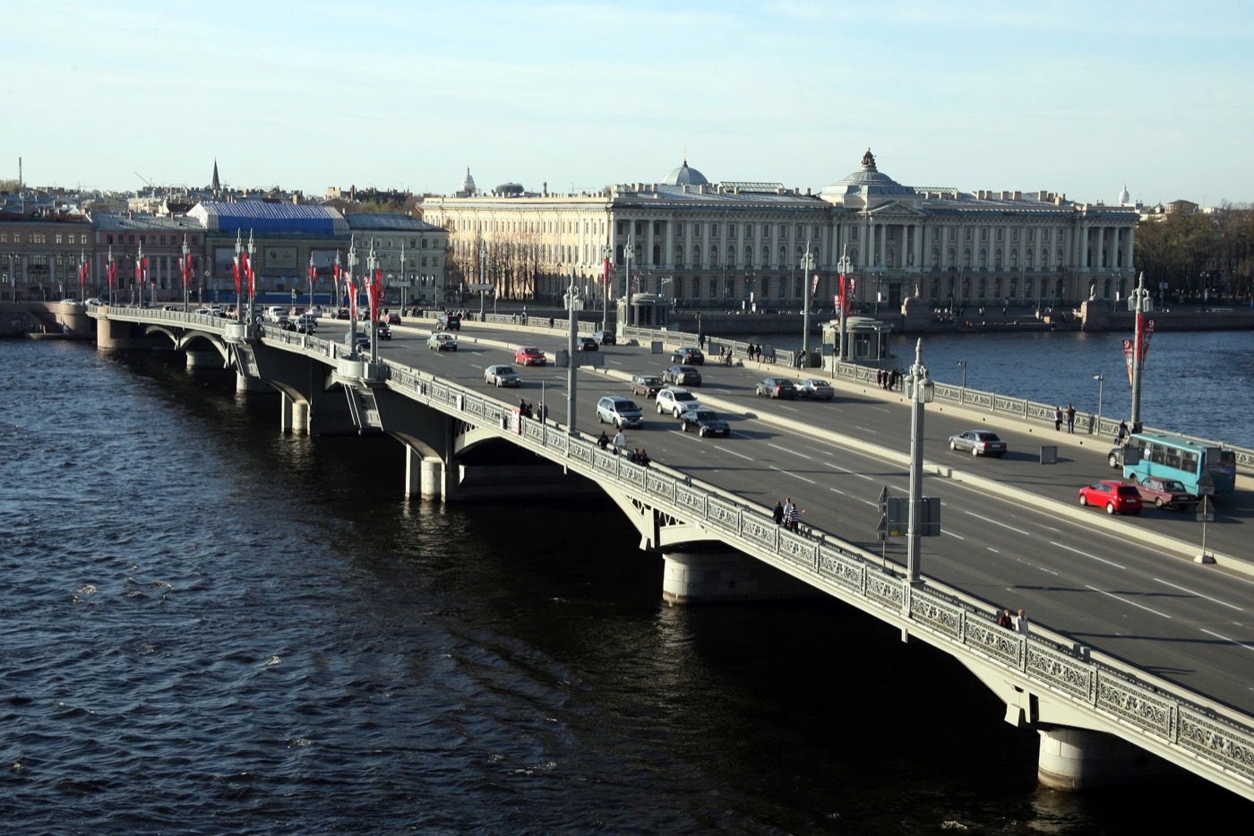 Благовещенский мост через Неву и дворцовая набережная