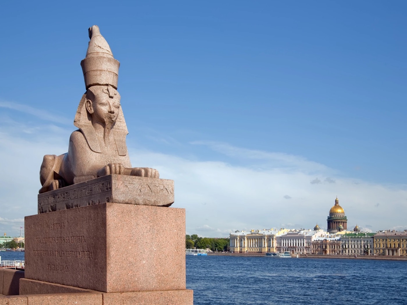 Сфинкс на Университетской набережной, за ним Нева и купол Исаакия